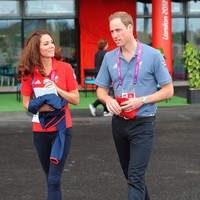 Kate Middleton juga mempunyai Adidas Supernova berwarna merah. Sepatu tersebut bahkan kembaran dengan milik Pangeran William. So sweet! (Foto: Getty Images)