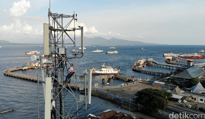 Teknisi XL Axiata melakukan pemeliharaan perangkat BTS di kawasan Pantai Pulau Merah, Banyuwangi, Jawa Timur, Kamis (14/3/2019). XL Axiata berkomitmen untuk terus membangun infrastruktur jaringan data dan internet cepat guna mendukung pengembangan potensi ekonomi daerah termasuk sektor pariwisata.