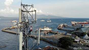 Teknisi XL Axiata melakukan pemeliharaan perangkat BTS di kawasan Pelabuhan Feri Penyeberangan Ketapang, Banyuwangi, Jawa Timur, Kamis (14/3/2019).