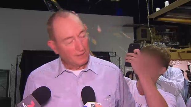 Senator Australia, Fraser Anning, saat diserang dengan telur mentah oleh pemuda yang wajahnya diblur