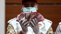 KPK menunjukkan barang bukti kasus OTT Ketum PPP Romahurmuziy, berupa uang tunai di gedung KPK, Jakarta, Sabtu (16/3/2019).