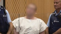 Dia juga disebut tidak meminta jaminan dan ditahan sampai pengadilan berikutnya dijadwalkan pada 5 April. Hingga saat ini, menurut KBRI Wellington, ada 49 orang tewas, terdiri atas 41 orang di Masjid Al Noor, 7 orang di Masjid Linwood, dan seorang lagi tewas saat dirawat di RS pascapenembakan. Selain itu, ada puluhan orang yang masih dirawat di rumah sakit akibat peristiwa itu. Mark Mitchell-Pool/Getty Images.