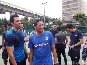 Jelang Debat, Sandi Lari Pagi dan Main Basket Bareng Artis