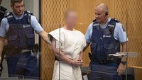 Dilansir dari AFP, Sabtu (16/3/2019), Brenton Tarrant, yang berusia 28 tahun muncul di pengadilan pasca dirinya ditangkap karena menembaki para jemaah masjid. Mark Mitchell-Pool/Getty Images.