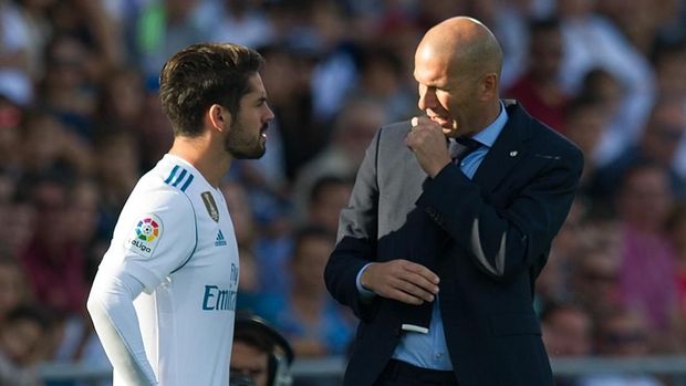 Isco, Zinedine Zidane GETAFE, SPAIN - OCTOBER 14: Head coach Zinedine Zidane of Real Madrid CF has a word with Isco Alarcon before putting him on during the La Liga match between Getafe and Real Madrid at Coliseum Alfonso Perez on October 14, 2017 in Getafe, Spain. (Photo by Denis Doyle/Getty Images)