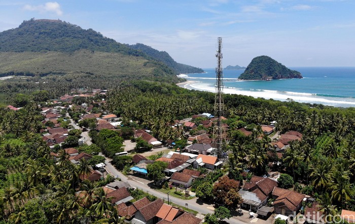 Teknisi XL Axiata melakukan pemeliharaan perangkat BTS di kawasan Pantai Pulau Merah, Banyuwangi, Jawa Timur, Kamis (14/3/2019). XL Axiata berkomitmen untuk terus membangun infrastruktur jaringan data dan internet cepat guna mendukung pengembangan potensi ekonomi daerah termasuk sektor pariwisata.