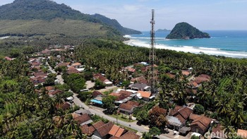 Beginilah pemandangan kawasan Pantai Pulau Merah dengan sebuah BTS milik XL untuk mendukung dan menunjang sektor pariwisata di Banyuwangi.