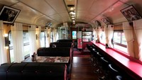Penampakan bagian dalam kafe yang dibangun dari gerbong kereta tua di kota La Paz, Bolivia. David Mercado/Reuters.