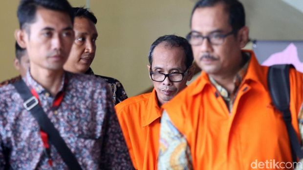  Kepala Kantor Kemenag Kabupaten Gresik dan Kepala Kantor Wilayah Kemenag Jawa Timur ditahan KPK