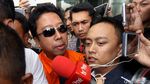 Berkacamata dan Rompi Oranye, Romahurmuziy Senyum Ditahan KPK