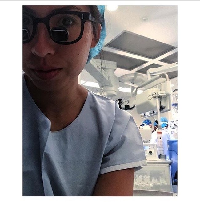 “Siklus dua minggu saya terlihat seperti ini: Ada panggilan dari Senin pagi jam 7.30 sampai Senin depannya jam 4 sore, sekitar 180 jam terus menerus. Ini berarti bahwa setiap saat selama 180 jam itu, saya dapat panggilan oleh rumah sakit, ungkapnya. Foto: Dok. Instagram @mindbodymiko