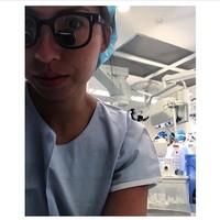 “Siklus dua minggu saya terlihat seperti ini: Ada panggilan dari Senin pagi jam 7.30 sampai Senin depannya jam 4 sore, sekitar 180 jam terus menerus. Ini berarti bahwa setiap saat selama 180 jam itu, saya dapat panggilan oleh rumah sakit, ungkapnya. Foto: Dok. Instagram @mindbodymiko