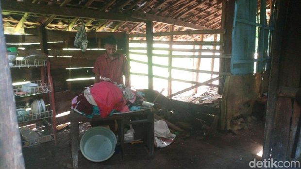 Kondisi rumah Ngatiyah dan Slamet. 