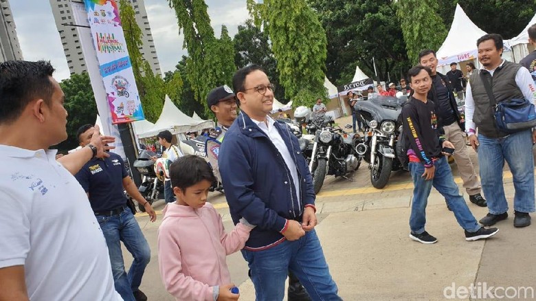 Isi Akhir Pekan, Anies Baswedan Kompak Naik Moge dengan Anak/ Foto: Luthfi Anshori Isi Akhir Pekan, Anies Baswedan Kompak Naik Moge dengan Anak/ Foto: Luthfi Anshori
