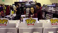 Pengunjung nampak antusias memilih dan melihat berbagai mainan dan komik yang ditampilkan dalam The Jakarta 15th Toys and Comics Fair 2019