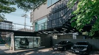 Bagian bawah bengkel ini diperuntukan untuk perawatan mobil. Istimewa/Dok. Inhabitat.
