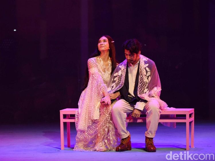 Melihat Akting Reza Rahadian hingga Marsha Timothy di Panggung Musikal