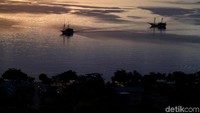 Anda bisa melihat kapal-kapal lokal bersliweran yang menjadikan fotonya semakin epik (Dikhy Sasra/detikcom)