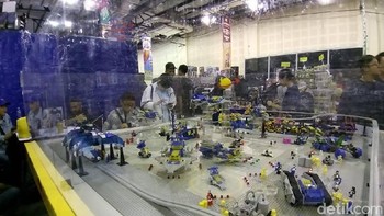 Kami tidak sekadar mewadahi komunitas dan pengunjung untuk berinteraksi, tapi secara ekonomi kreatif juga ada perputaran uang dan bisnis yang cukup bagus, sebut Riza Satyagraha, inisiator penyelenggara event tahunan The Jakarta Toys and Comic Fair. Foto: detikINET/Rachmatunnisa