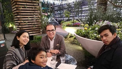 7 Momen Hangat Tantowi Yahya dan Keluarga
