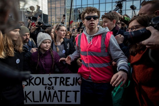 Namanya mulai disorot ketika ia berdemonstrasi seorang diri di depan gedung pemerintahan Swedia. Ia memprotes para petinggi di negerinya yang dianggap tidak terlalu berbuat banyak demi menyelematkan lingkungan. (Foto: Getty Images)
