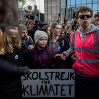 Namanya mulai disorot ketika ia berdemonstrasi seorang diri di depan gedung pemerintahan Swedia. Ia memprotes para petinggi di negerinya yang dianggap tidak terlalu berbuat banyak demi menyelematkan lingkungan. (Foto: Getty Images)