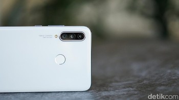 Sensor utamanya 24 MP,  kamera kedua mengusung lensa wide angle 8 MP dan sensor depth 2 MP. Foto: Sina Mobile