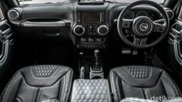Meski dari luar SUV ini tampak sangar, ternyata jeroannya sangatlah mewah. Bagian joknya sudah memakai material kulit dengan detail jahitan buatan tangan. Foto: Project Kahn