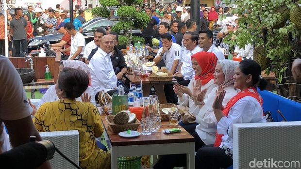 Jokowi, Iriana, dan Muhammad Bobby Nasution makan durian di Medan.