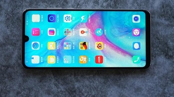 Layarnya berukuran 6,15 inch dengan resolusi Full HD+. Foto: Sina Mobile