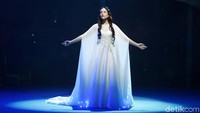 Gaun panjang serba putih yang dikenakan Chelsea rancangan dari desainer Biyan. Bagian belakang gaun, tampak menyala dengan lampu kecil berwarna biru. (Noel/detikhot)
