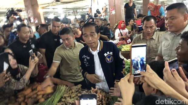 Capres petahana Jokowi di Pasar Petisah, Medan. Selain foto dan bersalaman dengan warga, Jokowi juga sempat membeli teri medan 1 kg