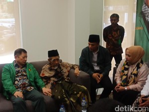 Mbah Moen Sambangi PPP untuk Rapat Penetapan Status Romahurmuziy