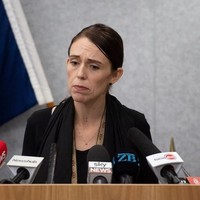 Kredibiltas Jacinda Ardern sebagai seorang perempuan pemimpin lalu diuji menyusul penembakan masjid yang menewaskan 49 orang terjadi di negaranya. Tak cuma mengutuk aksi teror yang dilakukan kaum ekstremis itu, ia pun berjanji untuk segera merivisi peraturan izin kepemilikan senjata. Saya memastikan, undang-undang senjata kita akan berubah, katanya saat jumpa pers seperti dikutip Guardian. (Foto: Photo by Marty MELVILLE/OFFICE OF PRIME MINITER NEW ZEALAND/AFP)