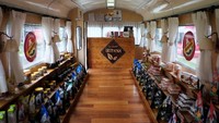 Selain dimanfaatkan sebagai kafe. Di salah satu bagian gerbong kereta nampak dijadikan sebagai toko yang menjual beragam produk makanan dan minuman. David Mercado/Reuters.