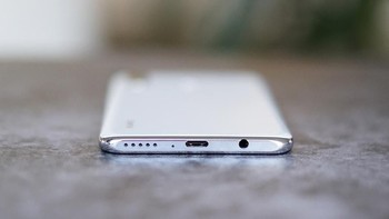 Bagian bawah masih memiliki jack audio dan headphone jack 3,5 mm. Foto: Sina Mobile