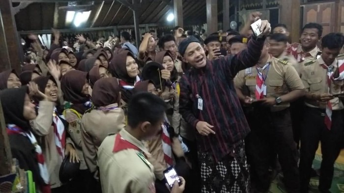 Ganjar Pranowo bersama Saka Milenial Pramuka. Foto: Donny BU Ganjar Pranowo bersama Saka Milenial Pramuka. Foto: Donny BU