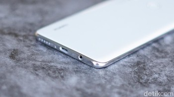 Ponsel ini dibekali baterai berkapasitas 3.240. Foto: Sina Mobile