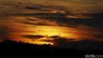 Foto Senja Diiringi Jutaan Kalong di Langit NTT