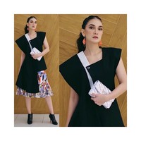 Gayanya kian sempurna lagi berkat clutch metalik bernuansa futuristik dari Balenciaga. Ia juga memakai kacamata dari merek yang sama. (Foto: Instagram/@erichalamin)