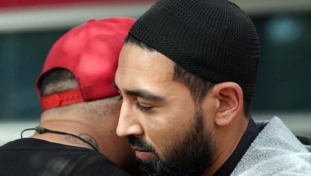 Warga New Zealand saling menguatkan usai teror masjid