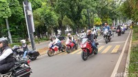 Sebagai tamu, Anies Baswedan juga turut serta berpartisipasi dalam touring tersebut.
