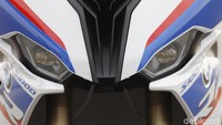 Di bagian depan desain, BMW S 1000 RR baru mendapat lampu depan kembar yang baru namun konvensional dengan lensa proyektor dan LED DRL. Istimewa/Dok. BMW.