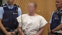 Dia terlihat mengenakan borgol dan pakaian tahanan berwarna putih. Eks instruktur kebugaran kelahiran Australia itu duduk tanpa ekspresi saat hakim membacakan tuduhan kepadanya. Mark Mitchell-Pool/Getty Images.