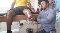Sebelum melakukan pencetakan soket kaki prostetik, puntung kaki diukur dan dibalut oleh plastik, fungsinya sebagai tekanan apakah otot kakinya kuat dan mampu berjalan dengan kaki palsu. Foto: Widiya Wiyanti/detikHealth
