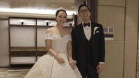 Yuanita Christiani akhirnya menggelar jumpa pers usai menikah di kapal pesiar di Singapura. Rona bahagia tampak terlihat dari wajah presenter cantik dengan sang suami, Indra Wiguna Tjokro. (Ludi/detikHOT)