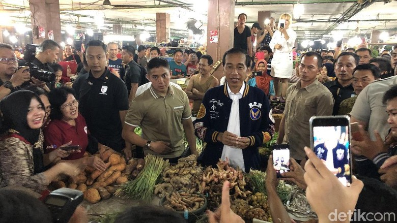 Kunjungi Pasar Petisah Medan, Jokowi Foto Bareng Warga dan Beli Teri Kunjungi Pasar Petisah Medan, Jokowi Foto Bareng Warga dan Beli Teri