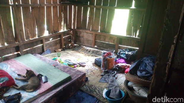 Kondisi rumah yang ditinggali Ngatiyah dan Slamet.