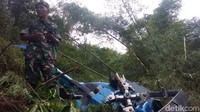 Bangkai helikopter itu belum dievakuasi karena tim SAR masih menunggu kedatangan Komisi Nasional Keselamatan Transportasi (KNKT).