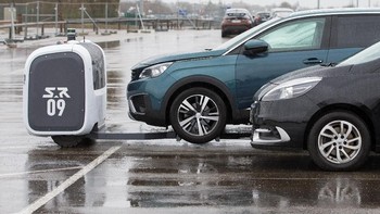 Setelah melacak tempat parkir kosong dengan sistem GPS yang diklaim selevel dengan yang dipakai militer, Stan langsung membawa mobil itu ke lokasi. (Foto: REUTERS/Emmanuel Foudrot)